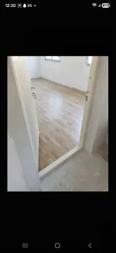 Prazna soba sa postavljenim laminatom i bijelim zidovima. - image 3