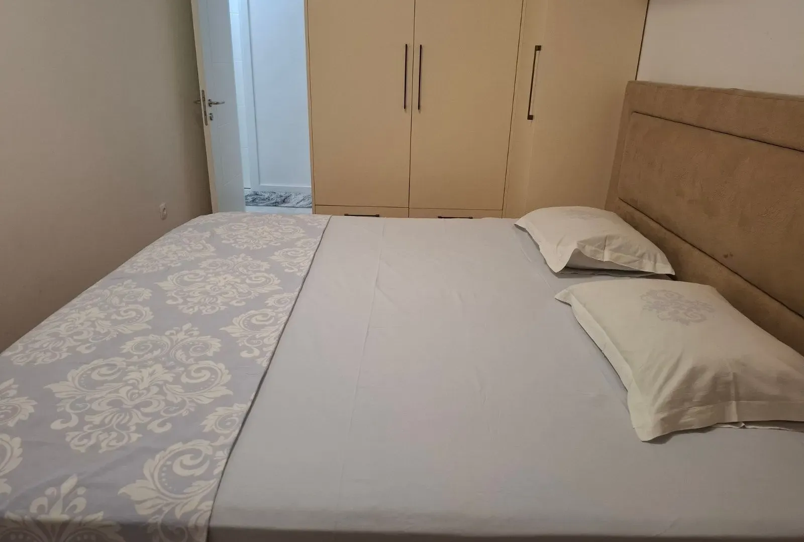 Izdavanje, dvosoban stan, 70m², Kalimanj, Tivat