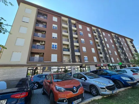 Spoljašnji izgled stambene zgrade sa parkingom u prizemlju. - image 2