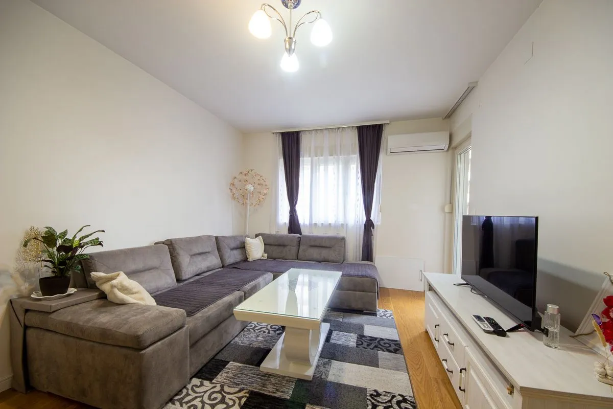 Izdavanje, jednosoban stan, 50m², Central Point, Podgorica