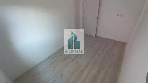 Prazna soba sa svetlim laminatom na podu i belim zidovima. - image 10