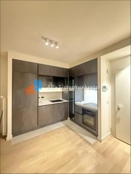Izdavanje, trosoban stan, 74m², Savski Venac, Beograd