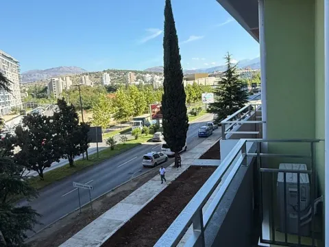 Izdavanje, jednosoban stan, 46m², Central Point, Podgorica - image 1