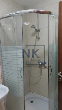 Kupatilo sa tuš kabinom obloženom keramičkim pločicama. - image 15
