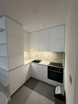 Moderna bela kuhinja sa ugrađenom rernom i sudoperom. - image 5