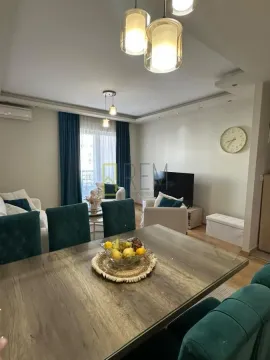 Dnevna soba sa trpezarijom i modernim nameštajem. - image 4