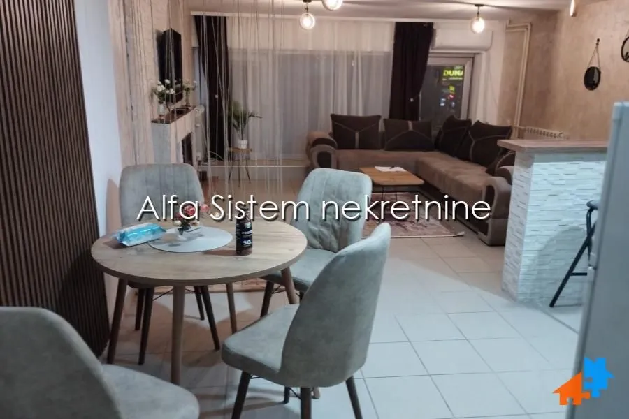 Living room with a dining area and a sofa set.
