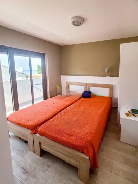 Spavaća soba sa dva spojena kreveta i izlazom na terasu. - image 15