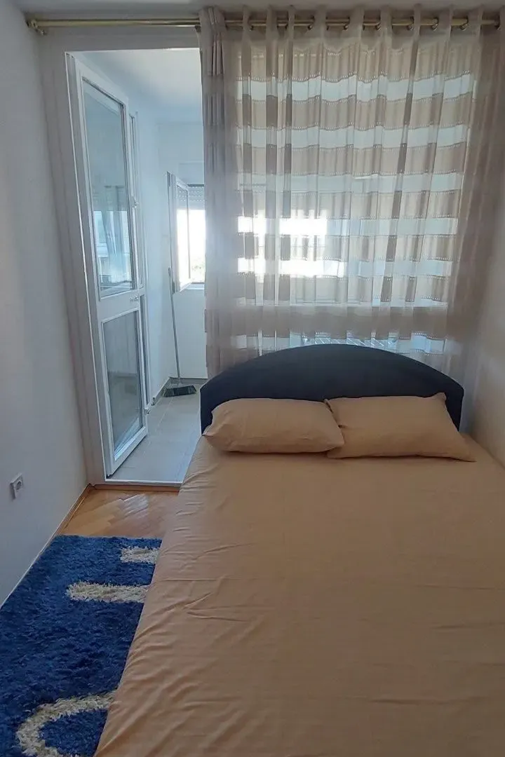 Izdavanje, dvosoban stan, 78m², Blok 5, Podgorica