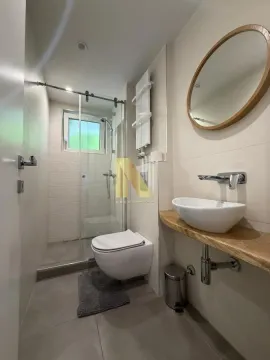 Moderno opremljeno kupatilo sa tuš kabinom i umivaonikom. - image 11