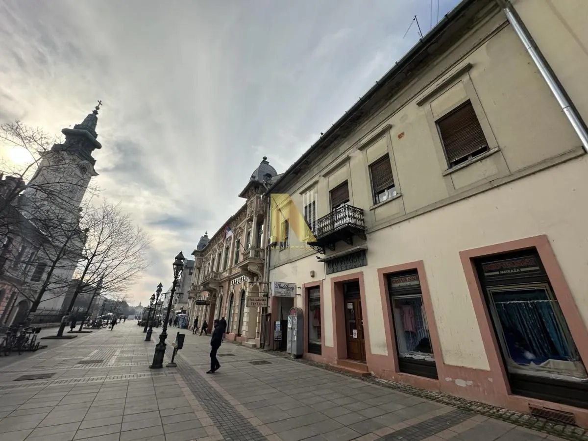 Prodaja, četvorosoban stan, 172m², Centar, Sombor