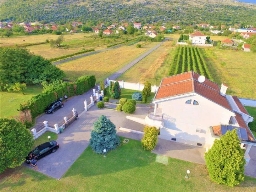 Prodaja, kuća, 320m², Tološi, Podgorica