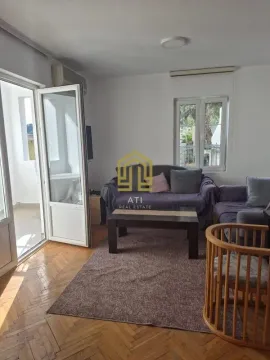 Dnevna soba sa garniturom i izlazom na terasu. - image 3