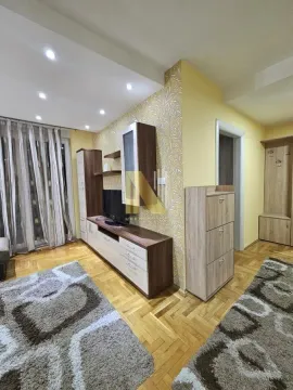 Dnevna soba sa komodom za televizor, parketom i tepisima. - image 3