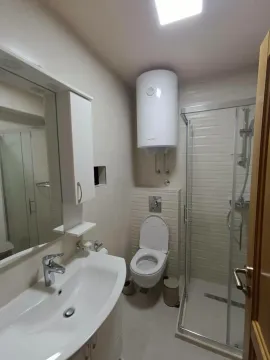 Kupatilo opremljeno umivaonikom, WC šoljom, tuš kabinom i bojlerom. - image 15