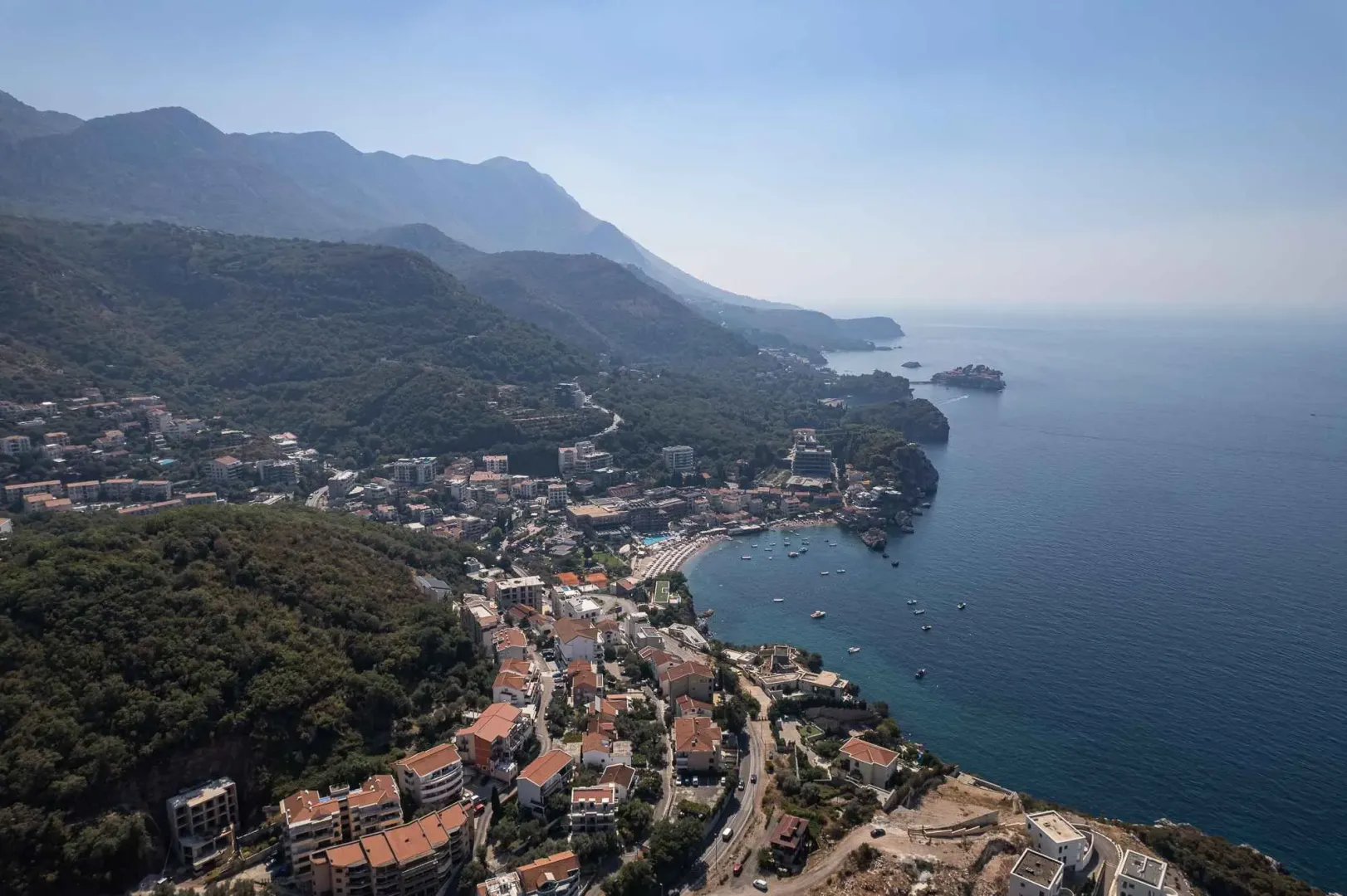 Pogled iz vazduha na obalu mora i naselje.