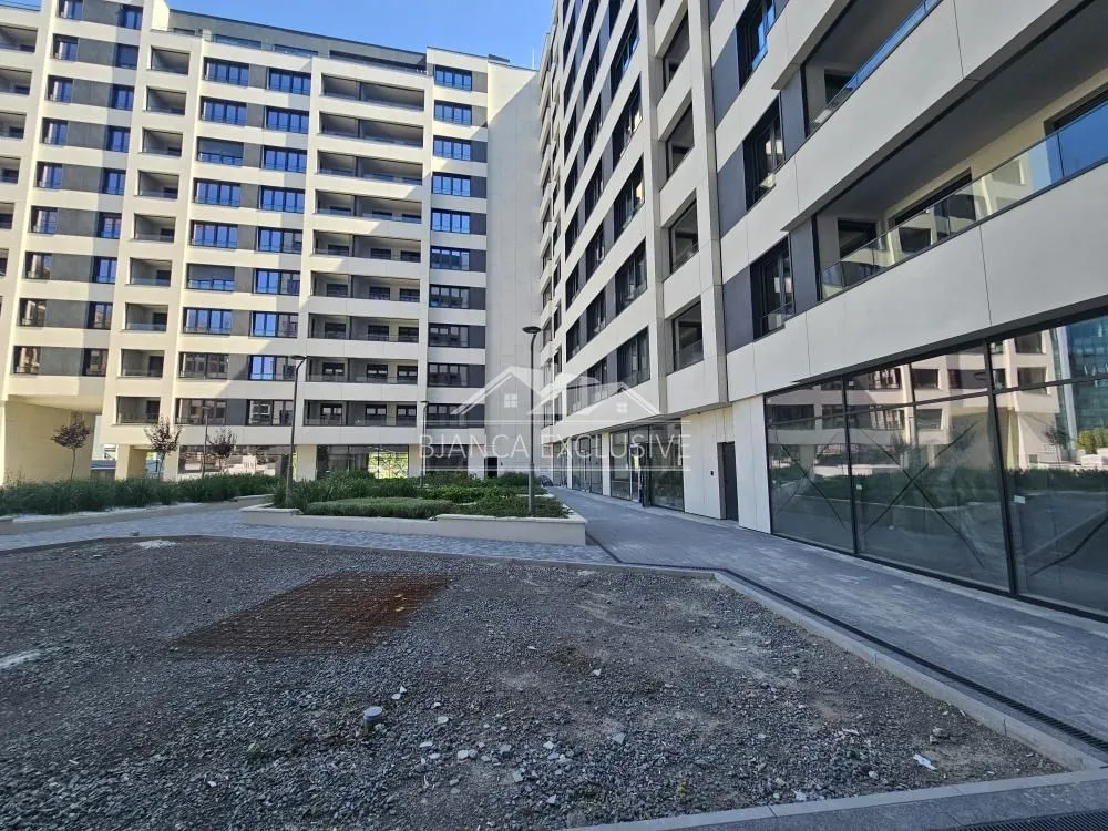 Pogled na spoljašnjost stambene zgrade i dvorište.