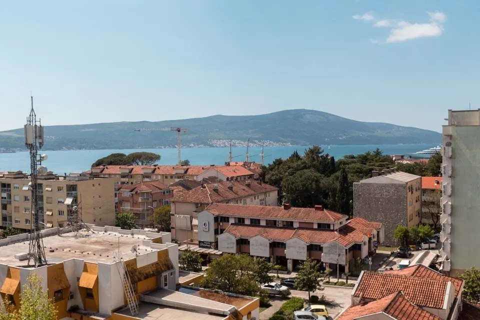 Pogled na grad i more sa terase nekretnine.