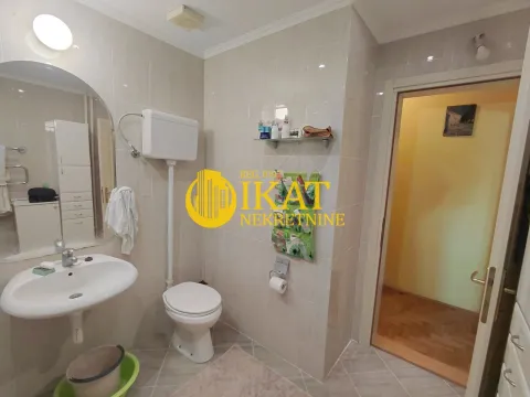 Kupatilo opremljeno umivaonikom, WC šoljom i ogledalom. - image 13