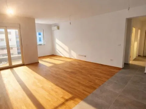 Prodaja, dvosoban stan, 80m², Stari Aerodrom, Podgorica - image 1