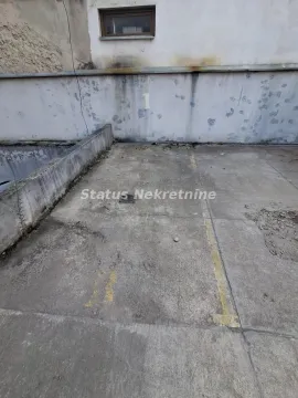 Betonsko parking mesto sa oznakom ispred zgrade. - image 12