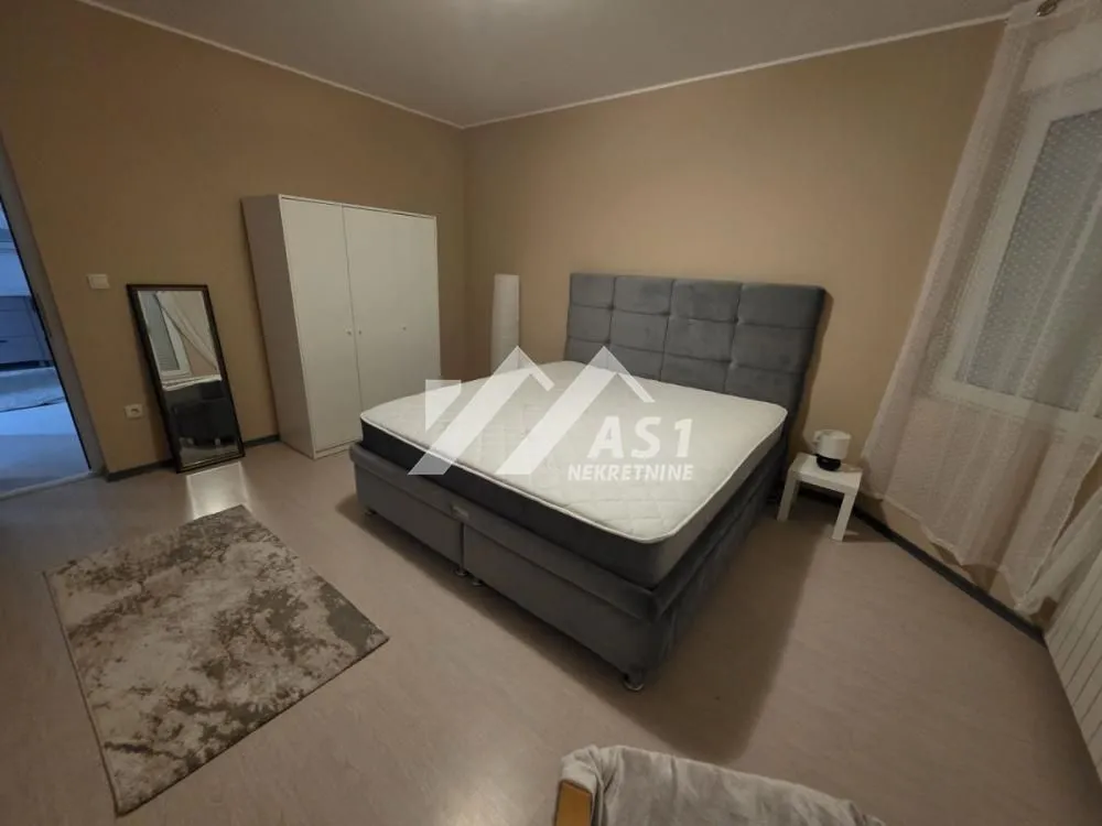 Izdavanje, kuća, 300m², Petrovaradin, Novi Sad