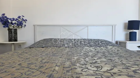Bračni krevet sa bijelim uzglavljem i noćnim stočićima u spavaćoj sobi. - image 10