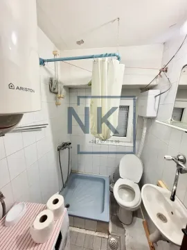 Manje kupatilo sa tuš kabinom, WC šoljom i umivaonikom. - image 5