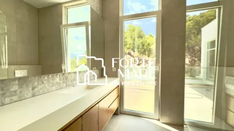 Modern bathroom with a large vanity and access to the terrace. - image 7