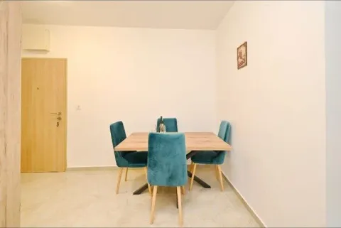 Trpezarija sa drvenim stolom i tirkiznim stolicama. - image 5