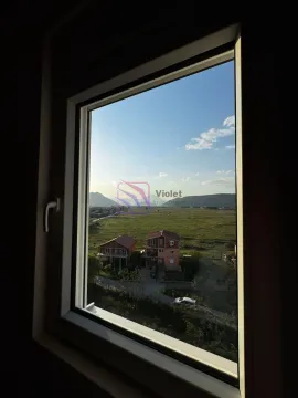 Pogled kroz prozor na okolni pejzaž i kuće. - image 10