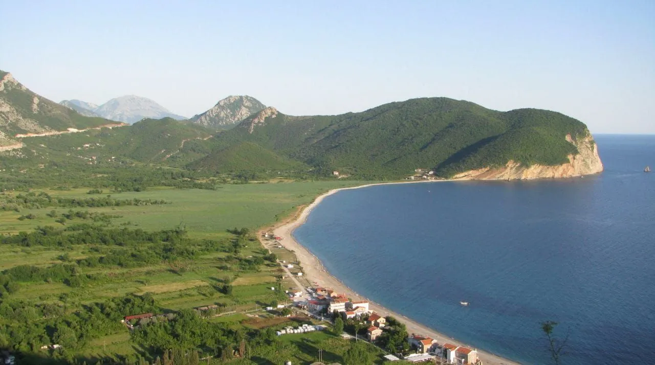 Pogled na plažu, more i okolna brda iz daljine.