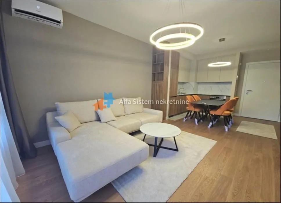 Izdavanje, trosoban stan, 73m², Savski Venac, Beograd