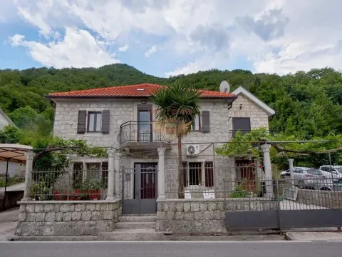 Prodaja, dvosoban stan, 110m², Kotor, Crna Gora