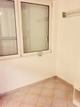 Prazna prostorija sa prozorom i keramičkim pločicama na podu. - image 7
