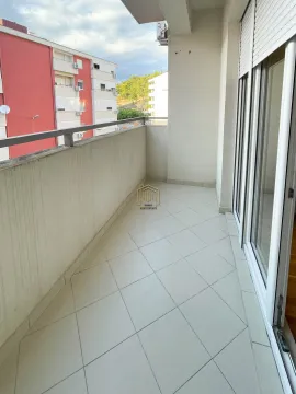 Prazan i svijetao balkon sa popločanim podom i pogledom na okolne zgrade. - image 7