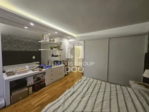 Nameštena spavaća soba sa bračnim krevetom, plakarom i komodom sa ogledalom. - image 10