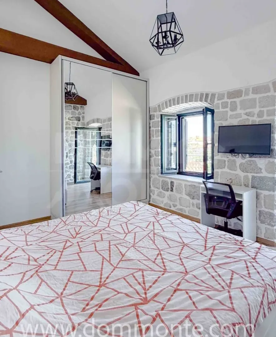 Izdavanje, dvosoban stan, 80m², Tivat, Crna Gora
