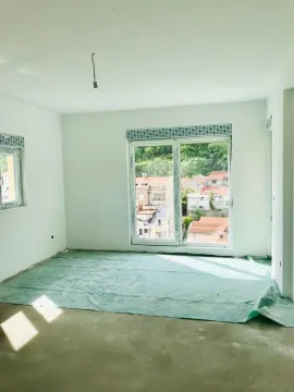 Prazna prostorija u izgradnji sa prozorima. - image 10