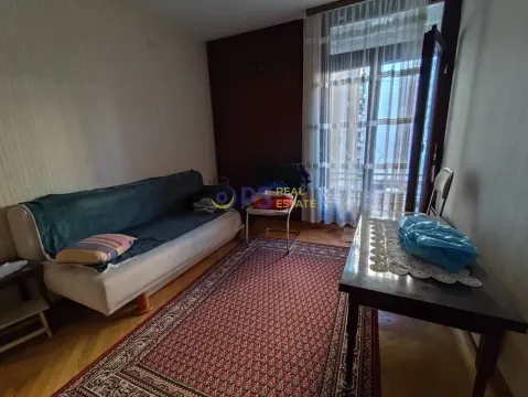Dnevna soba sa garniturom, stolom i izlazom na terasu. - image 8
