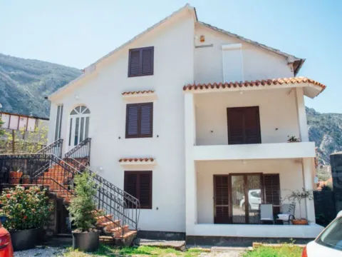 Izdavanje,  stan, 100m2, Škaljari, Kotor