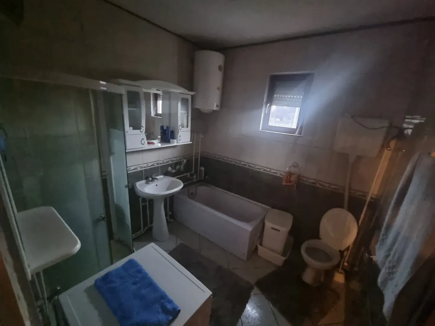 Potpuno opremljeno kupatilo sa kadom, tuš kabinom i sanitarijama.
