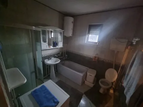 Potpuno opremljeno kupatilo sa kadom, tuš kabinom i sanitarijama. - image 23