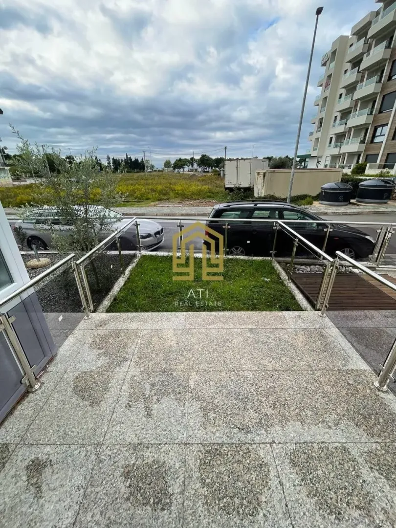 Pogled sa terase na okolno naselje i parking.