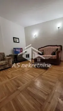 Dnevni boravak sa garniturom, stočićem i televizorom. - image 24