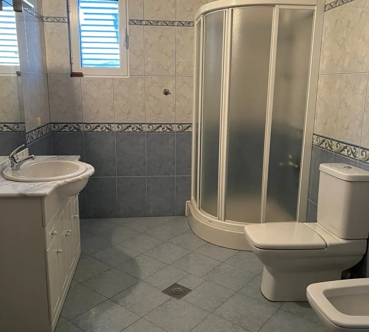 Izdavanje, kuća, 400m², Zlatica, Podgorica