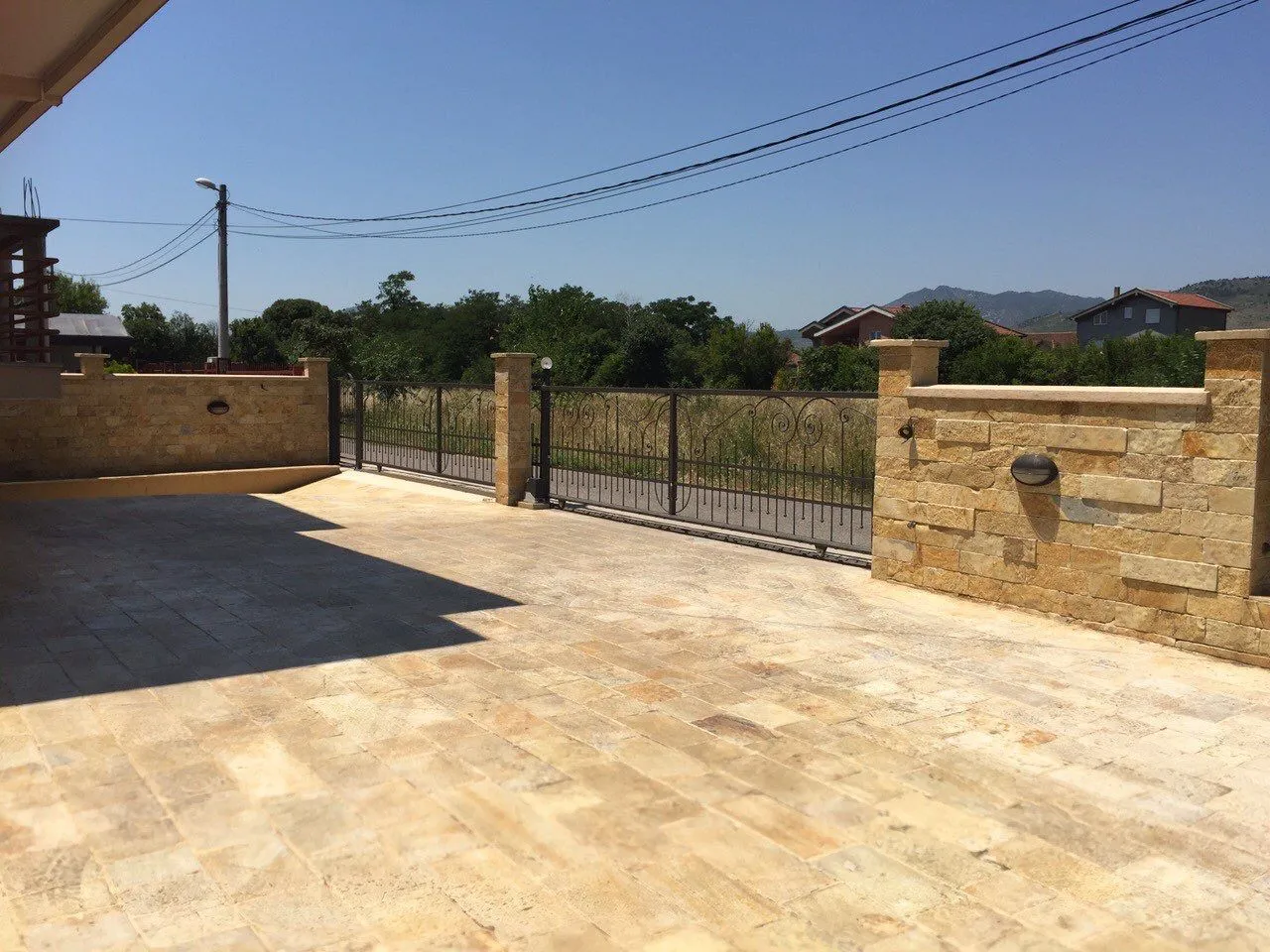 Izdavanje, kuća, 320m², Gornja Gorica, Podgorica