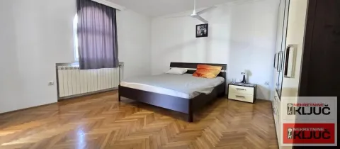 Spacious bedroom with a double bed, parquet flooring, and a large wardrobe. - image 28