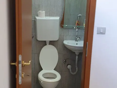 Izdavanje, poslovni prostor, 24m², Pobrežje, Podgorica - image 7