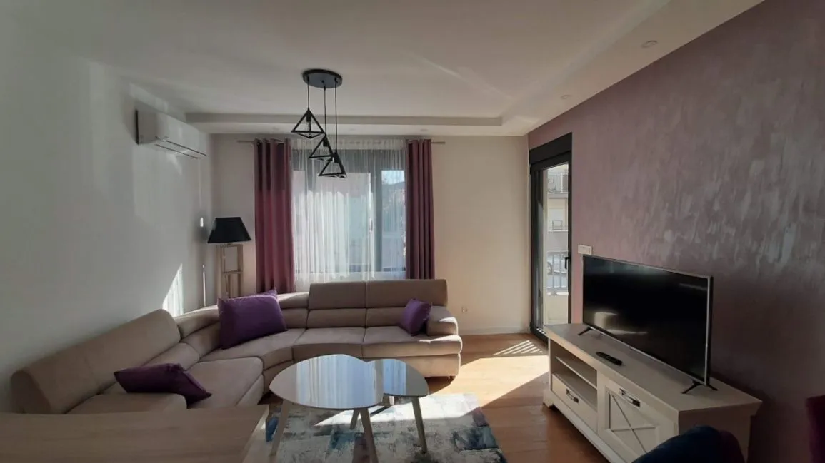 Izdavanje, dvosoban stan, 70m², Blok 9, Podgorica